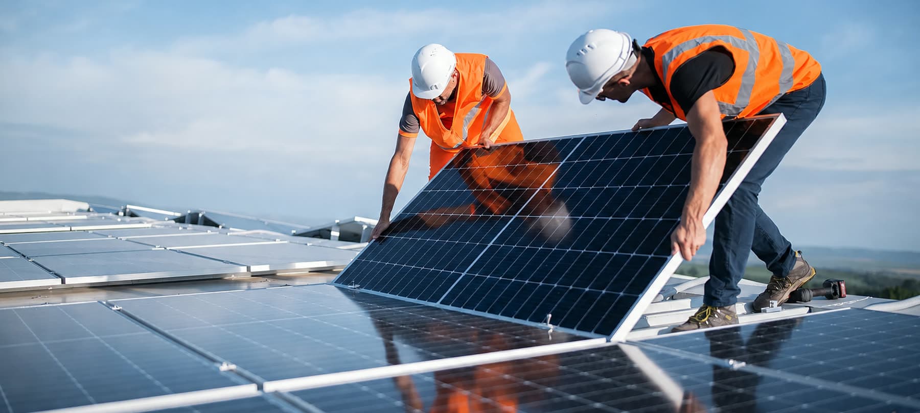 Equipe própria Tech GD instalando painéis solares